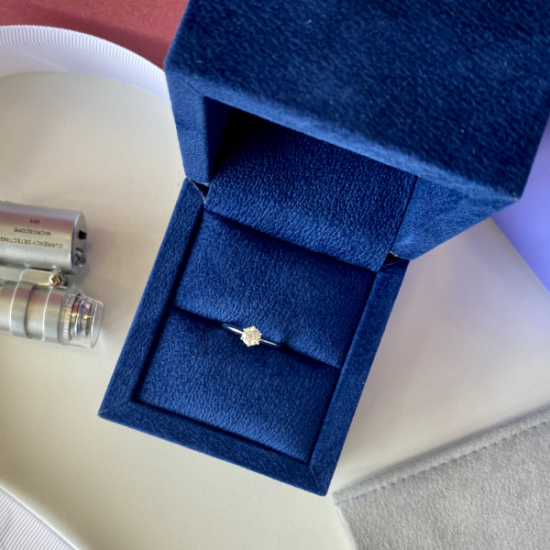 Anello di fidanzamento a 6 griffe con diamante tondo in oro bianco,  Ingrandisci immagine 9