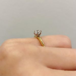 Anello di fidanzamento a 6 griffe con diamante tondo in Oro Giallo - Foto 4