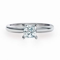 Classico anello di fidanzamento con diamante taglio principessa