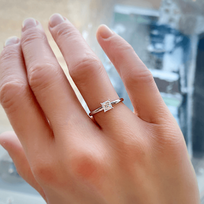 Classico anello di fidanzamento con diamante taglio principessa - Foto 3