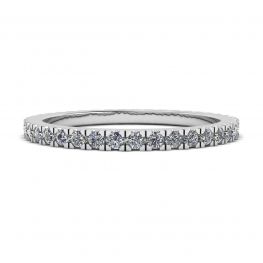 Classico anello Eternity con diamanti piccoli