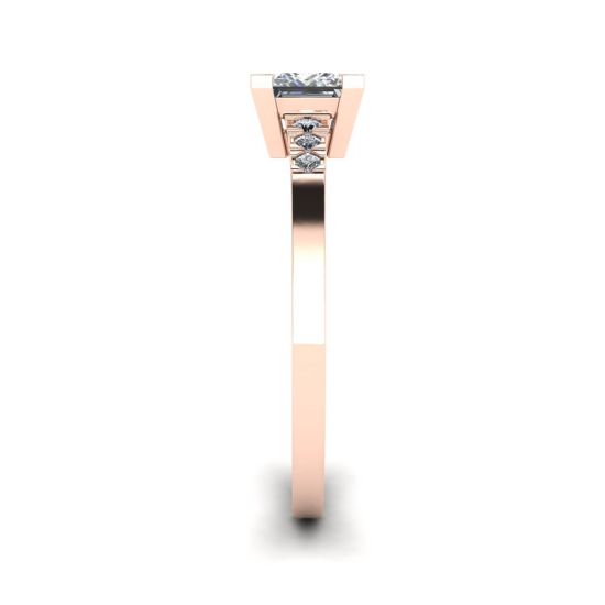 Anello con diamanti taglio princess e 3 piccoli diamanti laterali in oro rosa,  Ingrandisci immagine 3