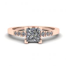 Anello con diamanti taglio princess e 3 piccoli diamanti laterali in oro rosa