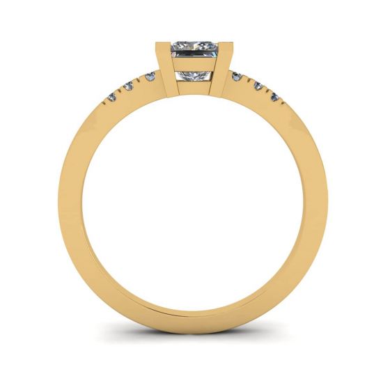 Anello con diamanti taglio princess e 3 piccoli diamanti laterali in oro giallo, More Image 0