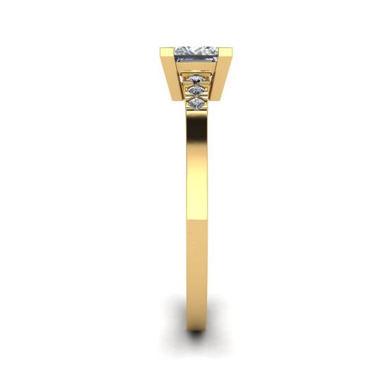 Anello con diamanti taglio princess e 3 piccoli diamanti laterali in oro giallo,  Ingrandisci immagine 3