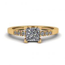 Anello con diamanti taglio princess e 3 piccoli diamanti laterali in oro giallo