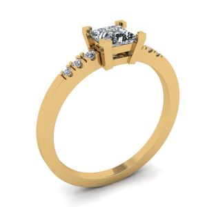 Anello con diamanti taglio princess e 3 piccoli diamanti laterali in oro giallo - Foto 3