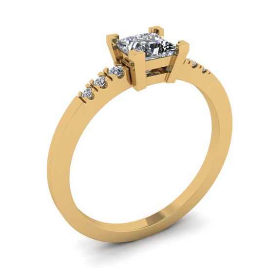 Anello con diamanti taglio princess e 3 piccoli diamanti laterali in oro giallo,  Ingrandisci immagine 4