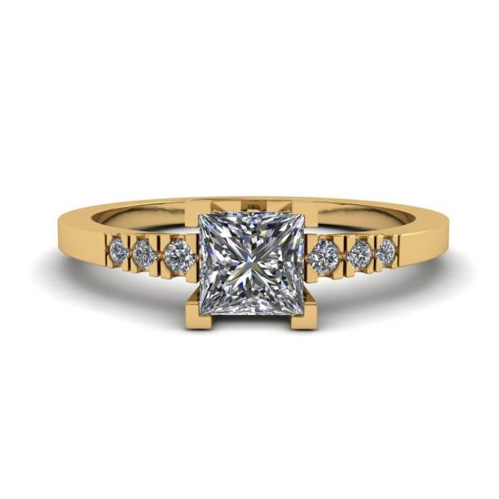 Anello con diamanti taglio princess e 3 piccoli diamanti laterali in oro giallo, Immagine 1