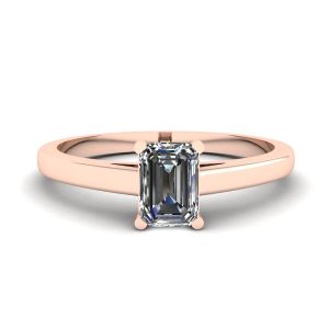 Classico anello solitario con diamante taglio smeraldo in oro rosa