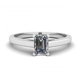 Classico anello solitario con diamante taglio smeraldo