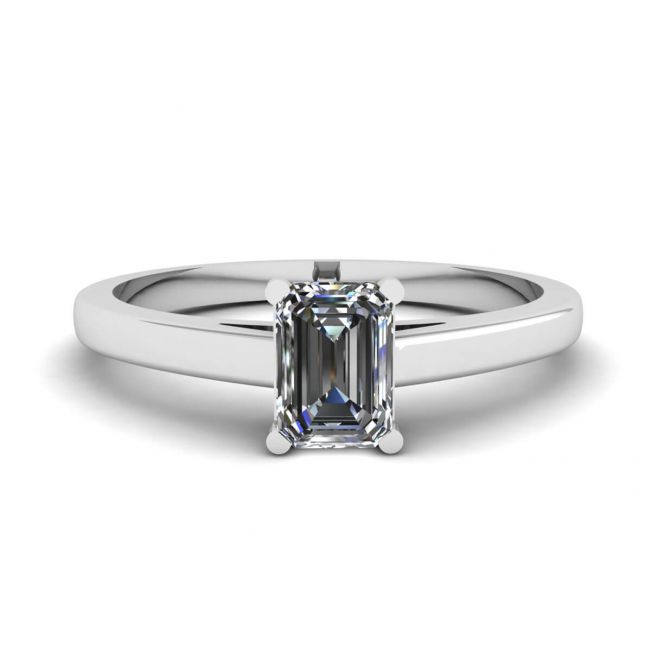 Classico anello solitario con diamante taglio smeraldo