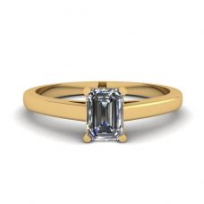 Classico anello solitario con diamante taglio smeraldo in oro giallo