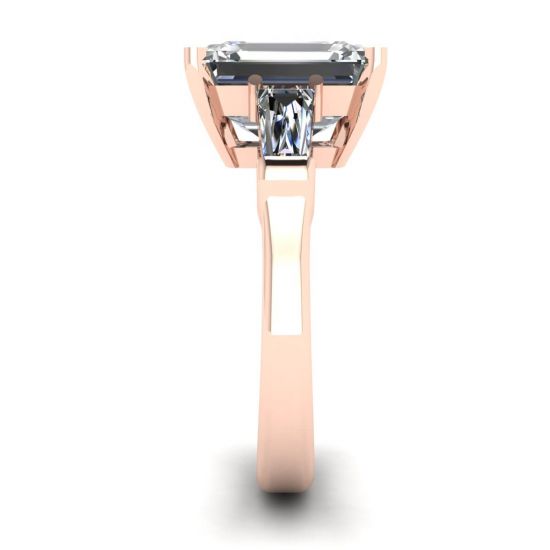 Anello di fidanzamento con tre pietre di smeraldo e diamante baguette in oro rosa,  Ingrandisci immagine 3