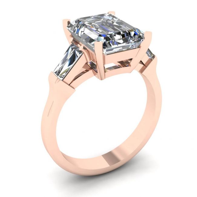 Anello di fidanzamento con tre pietre di smeraldo e diamante baguette in oro rosa - Foto 3