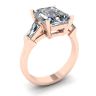 Anello di fidanzamento con tre pietre di smeraldo e diamante baguette in oro rosa, Immagine 4