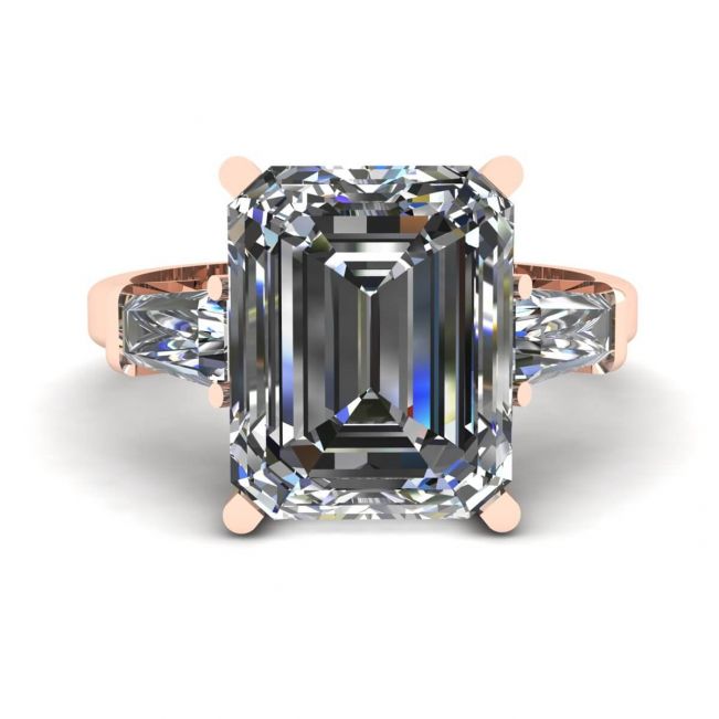 Anello di fidanzamento con tre pietre di smeraldo e diamante baguette in oro rosa