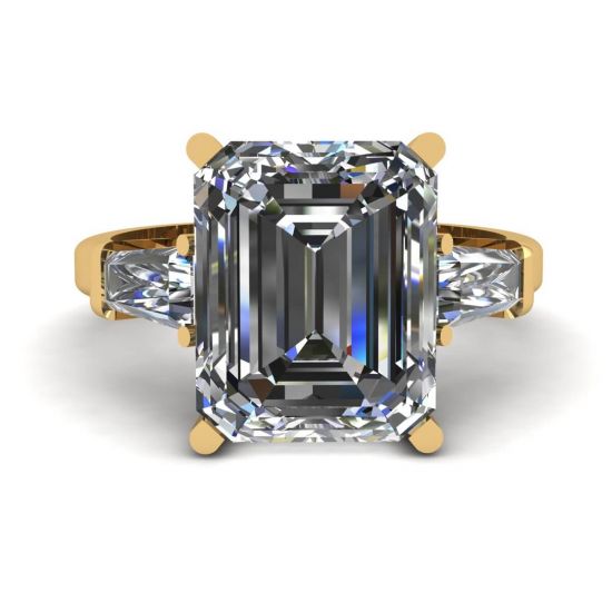 Anello di fidanzamento con tre pietre di smeraldo e diamante baguette in oro giallo
