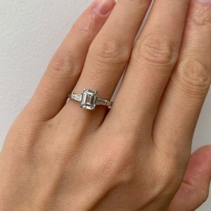 Anello di fidanzamento con tre pietre di smeraldo e diamante baguette - Foto 4