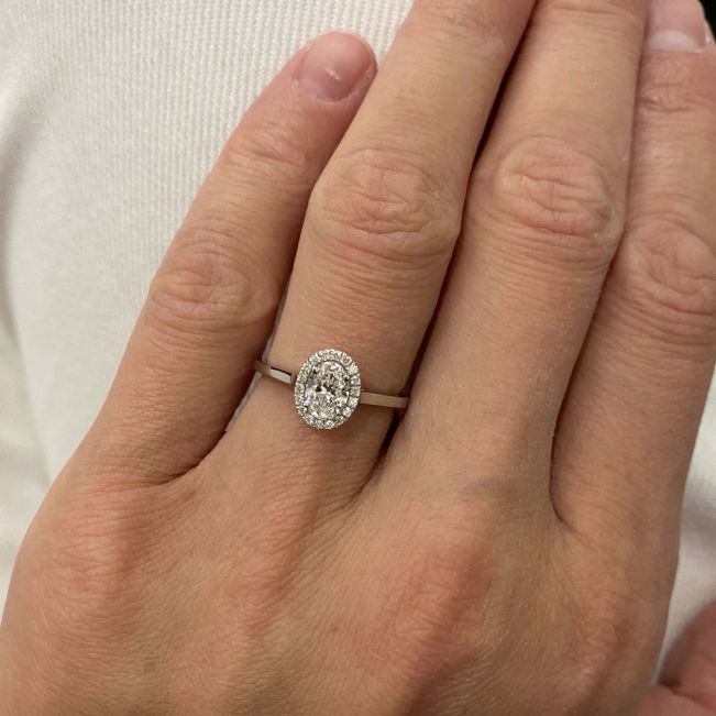 Anello di fidanzamento Halo con diamante ovale - Foto 4