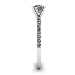 Anello classico con diamanti rotondi e sottile pavé laterale in oro bianco - Foto 2