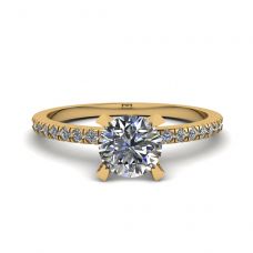 Classico anello con diamanti rotondi e sottile pavé laterale in oro giallo