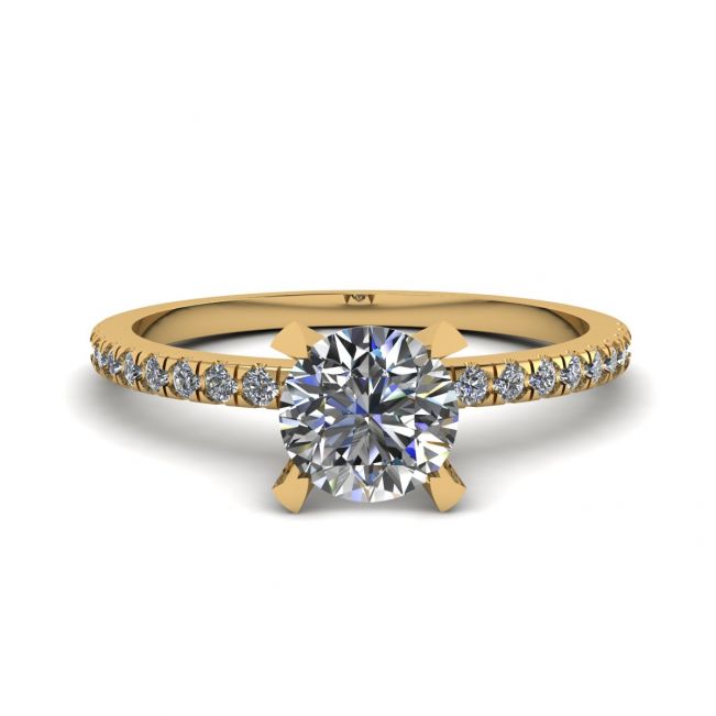 Classico anello con diamanti rotondi e sottile pavé laterale in oro giallo