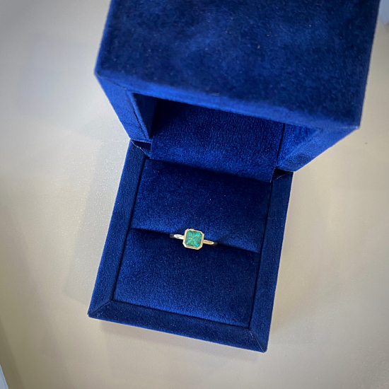 Elegante anello quadrato con smeraldi in oro giallo 18 carati,  Ingrandisci immagine 6