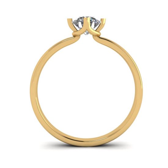 Anello con diamanti rotondi stile griffe invertite in oro giallo, More Image 0