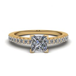 Anello con diamanti a taglio Princess a V con pavé laterale in oro giallo