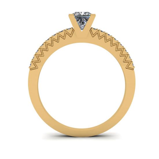 Anello con diamanti a taglio Princess a V con pavé laterale in oro giallo, More Image 0