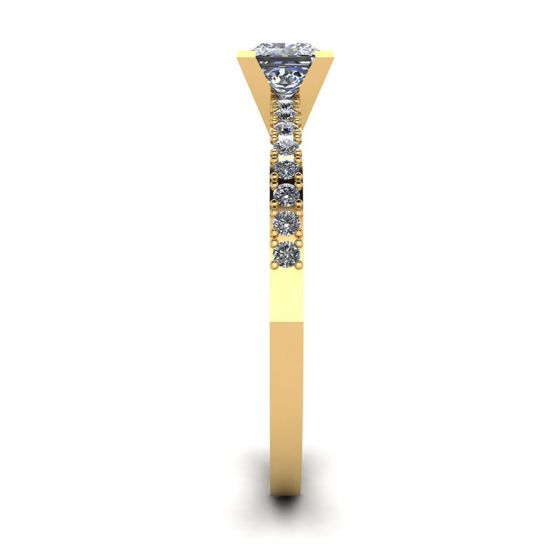 Anello con diamanti a taglio Princess a V con pavé laterale in oro giallo, More Image 1