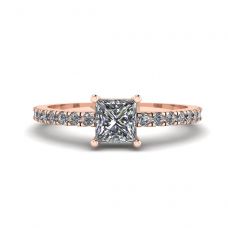 Anello con diamanti taglio Princess e pavé laterale in oro rosa 18 carati