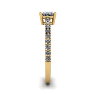 Anello con diamanti a taglio princess con pavé laterale in oro giallo 18 carati - Foto 2