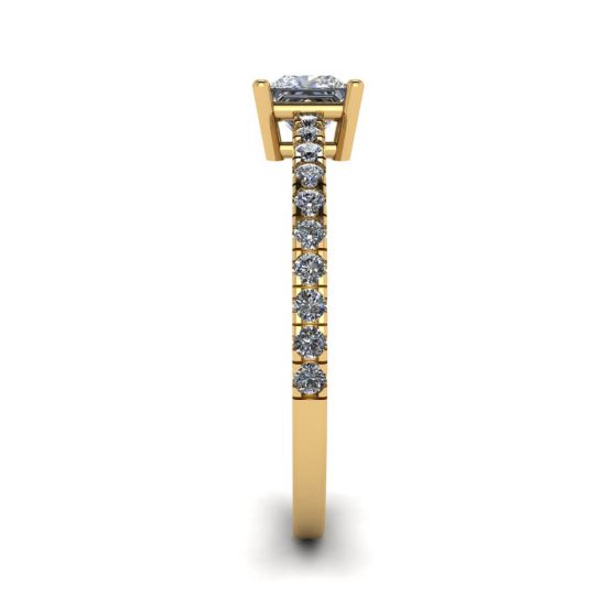 Anello con diamanti a taglio princess con pavé laterale in oro giallo 18 carati, More Image 1
