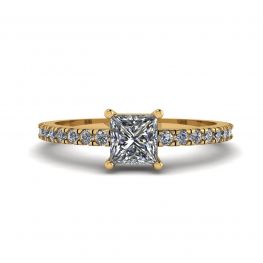 Anello con diamanti a taglio princess con pavé laterale in oro giallo 18 carati