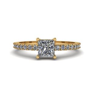 Anello con diamanti a taglio princess con pavé laterale in oro giallo 18 carati