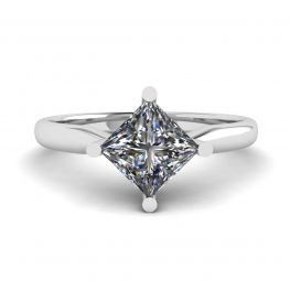 Anello solitario in oro bianco con diamante taglio principessa a rombo