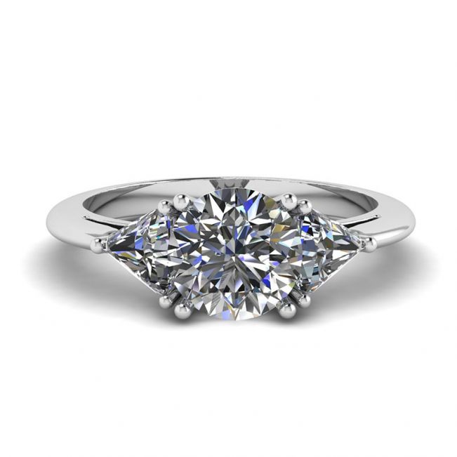 Anello con tre pietre di diamanti
