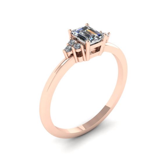 Anello con diamanti taglio smeraldo e diamanti laterali in oro rosa,  Ingrandisci immagine 4