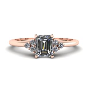 Anello con diamanti taglio smeraldo e diamanti laterali in oro rosa