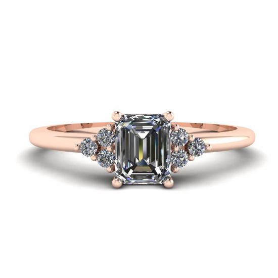 Anello con diamanti taglio smeraldo e diamanti laterali in oro rosa, Ingrandisci immagine 1
