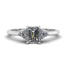 Anello con diamante taglio smeraldo e diamanti laterali