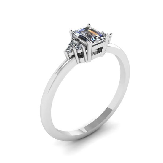 Anello con diamante taglio smeraldo e diamanti laterali,  Ingrandisci immagine 4
