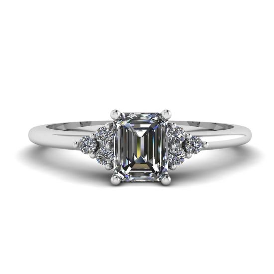 Anello con diamante taglio smeraldo e diamanti laterali, Ingrandisci immagine 1