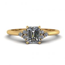 Anello con Diamanti Taglio Smeraldo e Diamanti Laterali in Oro Giallo