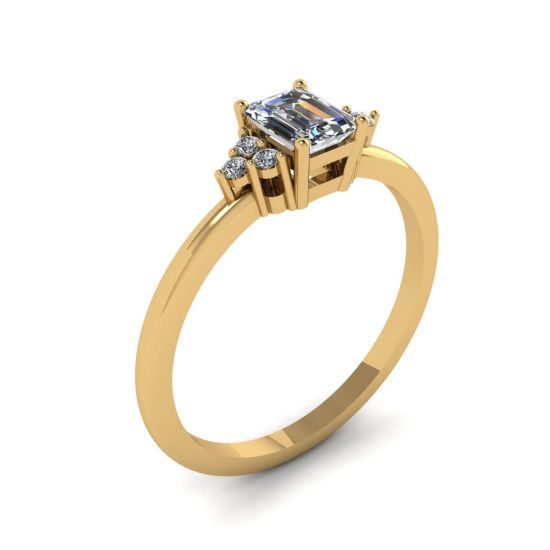 Anello con Diamanti Taglio Smeraldo e Diamanti Laterali in Oro Giallo,  Ingrandisci immagine 4