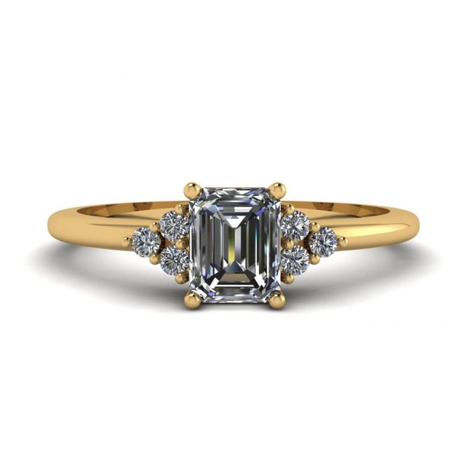 Anello con Diamanti Taglio Smeraldo e Diamanti Laterali in Oro Giallo