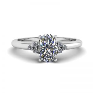 Anello con diamante ovale con 3 diamanti laterali