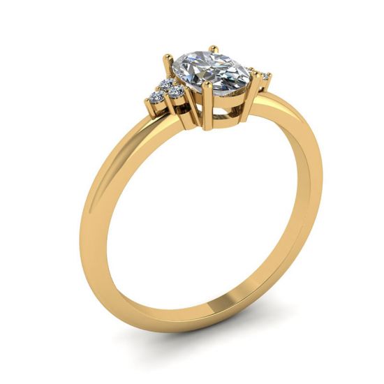 Anello Diamante Ovale con 3 Diamanti Laterali in Oro Giallo,  Ingrandisci immagine 4